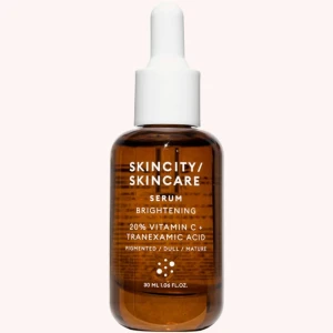 Skincity Skincare Brightening Serum - Brightening serum med 20% vitamin C och tranexamsyra för att ge lyster och jämnare hudton. Perfekt för pigmenterad, glåmig och mogen hud. Kommer i en brun glasflaska med pipett för enkel applicering. Innehåller 30 ml.
