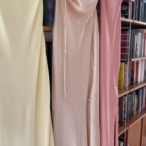 Rosa sidenklänning - Rosa långklänning i siden med en öppen rygg. Perfekt för festliga tillfällen, hade min på balen 💕