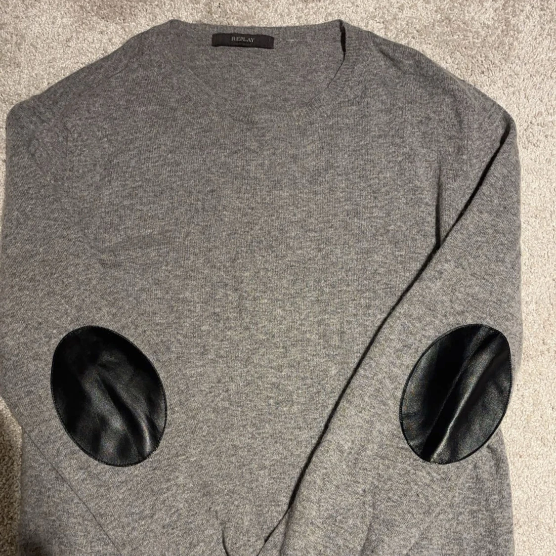 Grå tröja från Replay med armbågslappar - 90