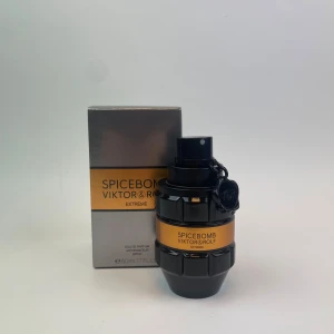 Spicebomb Extreme från Viktor & Rolf - (Viktor & Rolf) Spicebomb extreme. 3ml - 65 kr / 5ml - 95 kr 	•	Doftnoter: Bergamott, grapefrukt, rosépeppar, kanel, saffran, paprika, läder och vetiver.