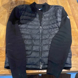 Moncler Cardigan - Skicka 9/10, INTE ÄKTA!, nfc och alla scannar funkar! Pris ej hugget i sten