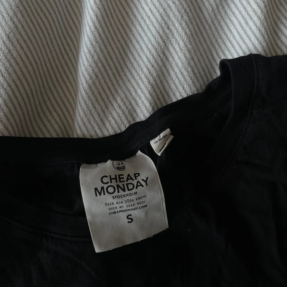 T-shirt från svenska märket Cheap Monday. Lite skrynklig på bild annars inget fel. 100% bomull. T-paidat.
