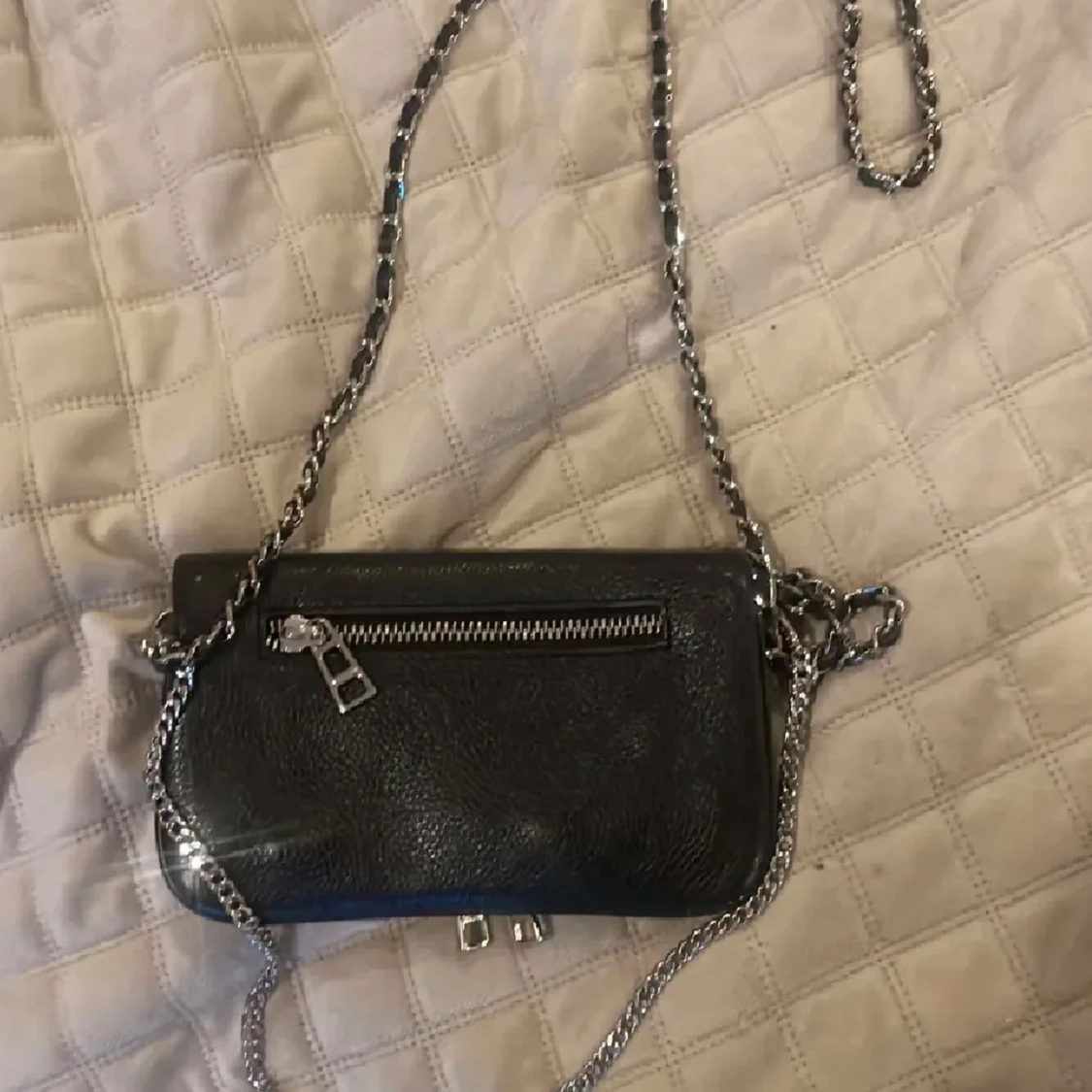 Svart axelväska med kedja - 90