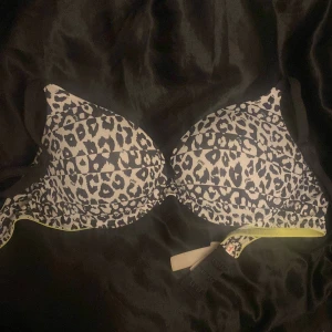 Victoria’s Secret Pink bh - Pushup bh med leopardmönster i svart och vitt från VS PINK. Står 34B i den så samma som en 75B. 🌸