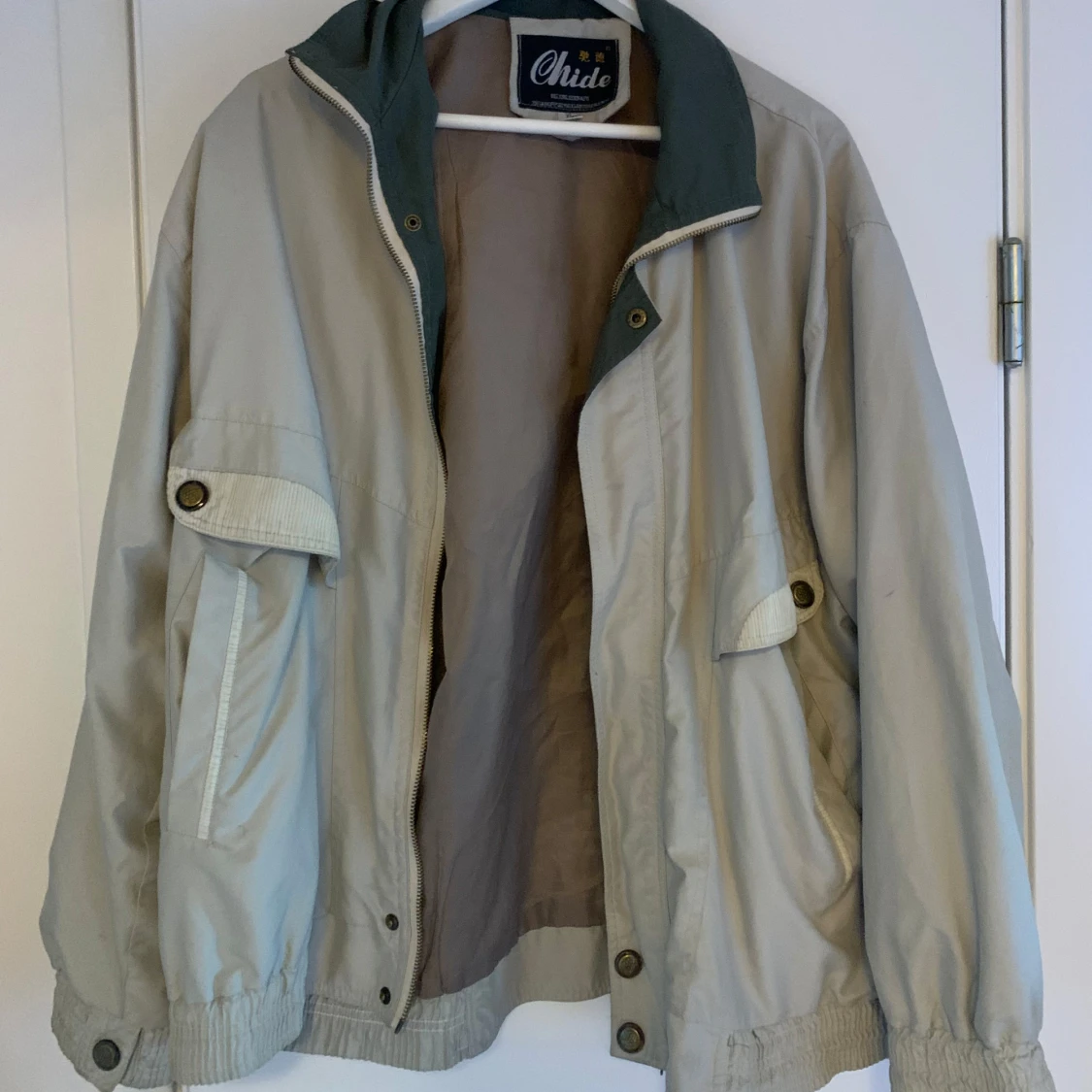 Beige och grön jacka från Chude