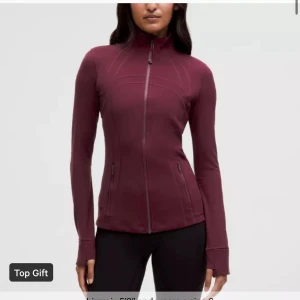 Lululemon Define Jacket Garnet - Jag letar efter en storlek 0! om du äger detta snälla posta! Jag betalar riktigt bra! IM SEARCHING! NOT SELLING! I NEED THIS ASAP SO LET ME KNOW IF YOU CAN SELL THIS!🤍