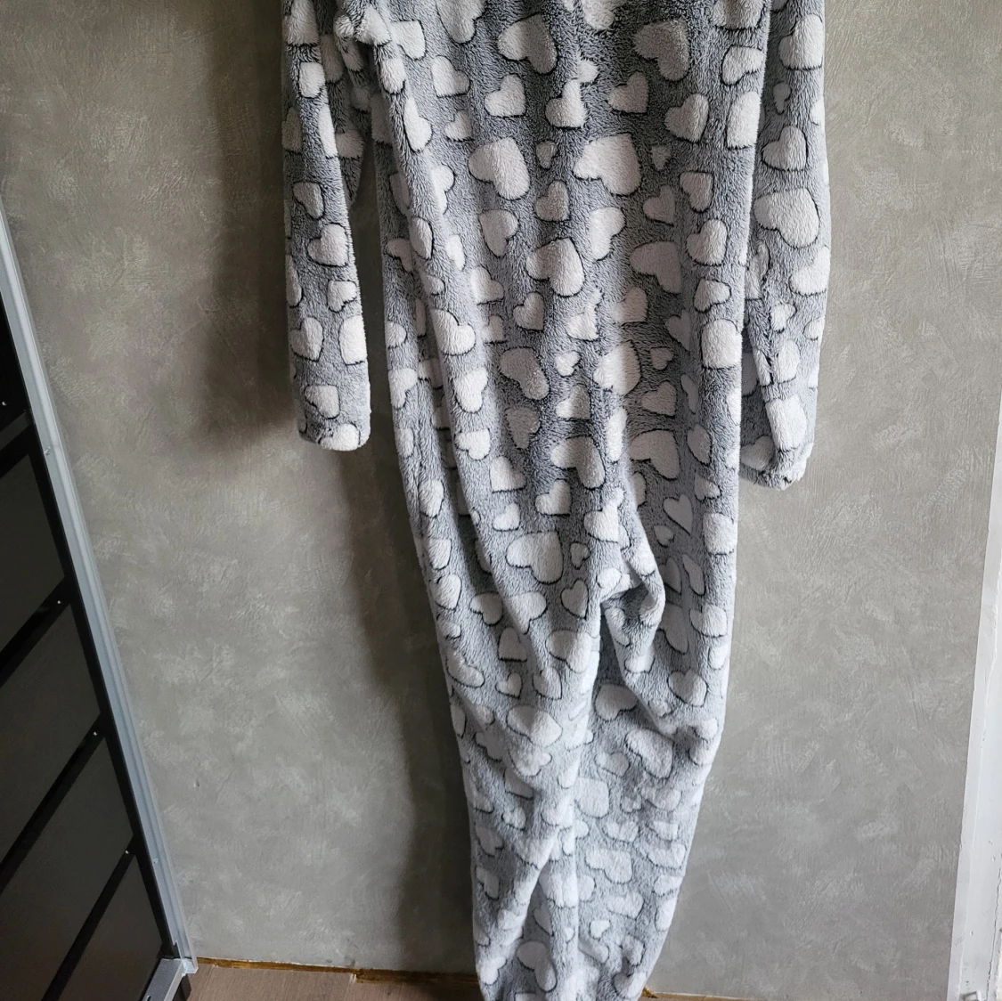 Grå onesie med hjärtmönster från Esmara - 91