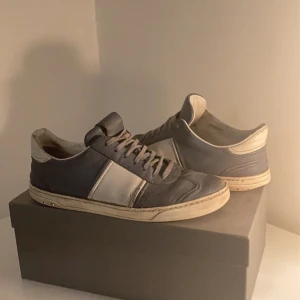 Flycrew  - Valentino-Flycrew, storlek 43, skick 7/10, box ingår inte. Tar emot byten mot andra skor, helt valentino rockrunners