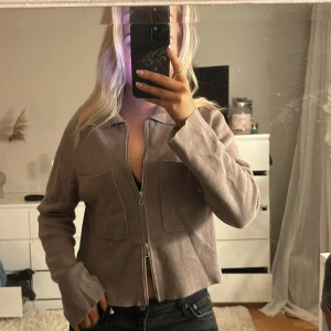 Beige jacka med dragkedja - Snygg beige kofta med dragkedja framtill och långa armar 