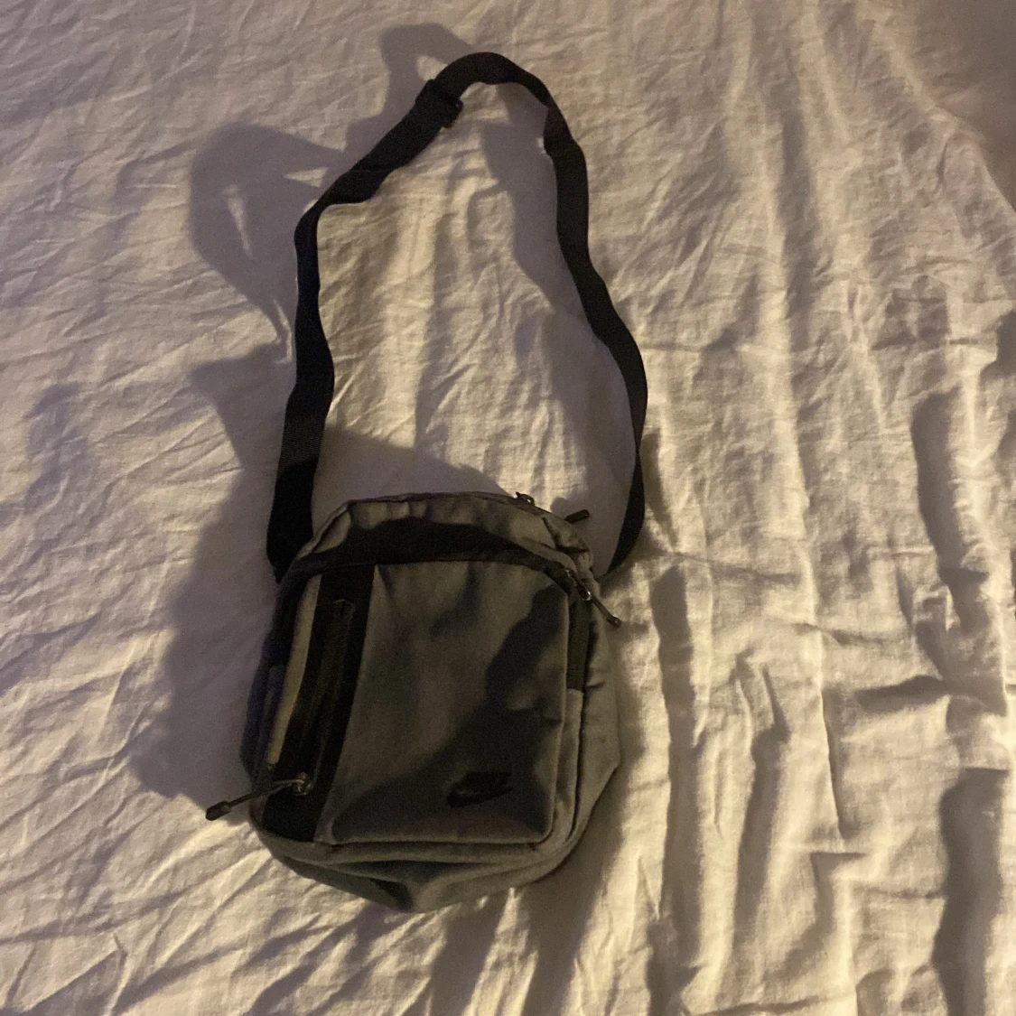 Grå axelväska från Nike