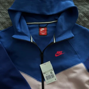 Nike tech fleece - Säljer denna fina unika tröjan som är helt oanvänd, inte ens testad, köpt direkt från Nike och säljer för att jag fick bra erbjudande då jag är medlem. En sån här tröja från Nike helt ny kostar 1499kr. Den är storlek XS men kan också passa S. Bara höra av sig vid frågor!