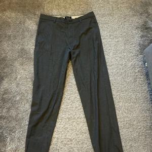 Mörkgrå kostymbyxor loose 33x32 Jack and Jones  - Original pris 679, Aldrig använda