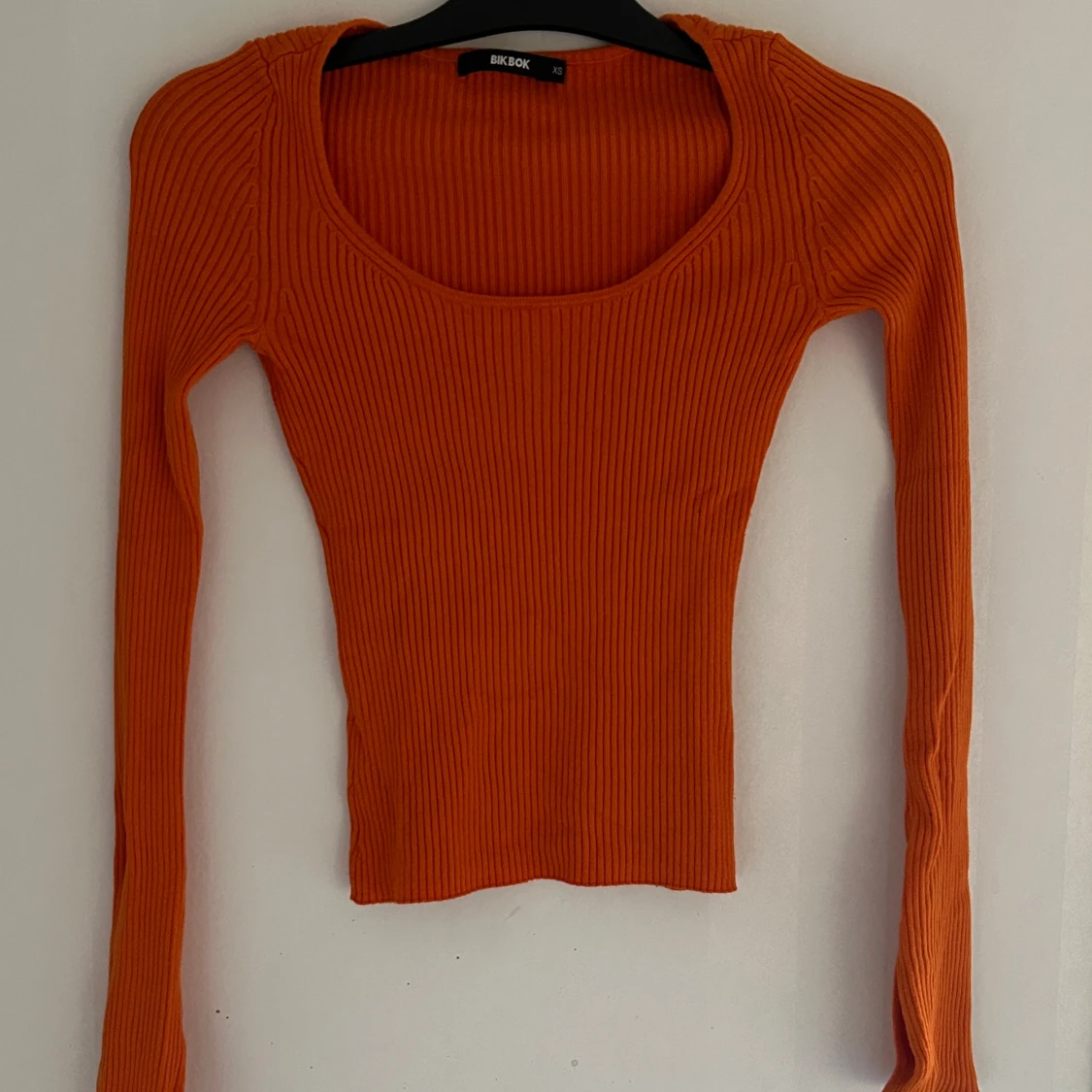 Orange ribbad tröja från Bershka - 90