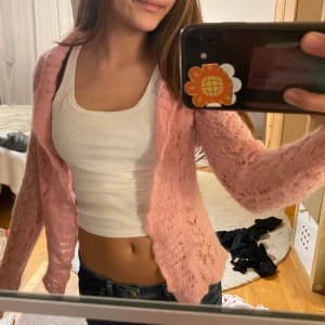 supersöt rosa stickad kofta - säljer denna sjukt coola stickade ljusrosa kofta! Man kan styla den hur man vill. Den är från min mamma och går inte att köpa länge!! Storlek xs/s pris kan diskuteras ❤️❤️