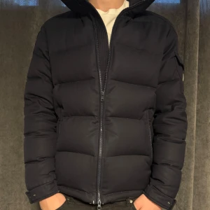 Moncler Montegenevre - Hej! Säljer nu en fräsh Moncler Montegenevre jacka i storleken 3 (L). Modellen är 186 cm och väger 78kg. Nypris: Ca 23000kr. Detta är en jätte exklusiv modell från just moncler. Jackan är såklart äkta se bild 5. Tveka ej att höra av dig vid funderingar!