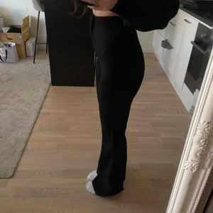 Svarta kostymbyxor från Zara - Snygga svarta byxor från Zara i en tight passform. Perfekta för en stilren look med hög midja och raka ben. Tillverkade i ett mjukt och bekvämt material. Jag är 170 och byxorna är i en längre modell