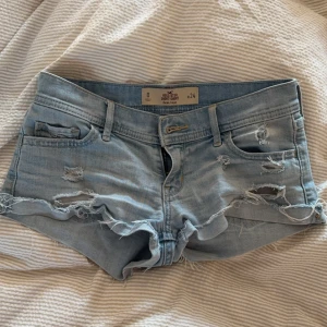 Hollister lågmidjadeshorts - Assss snygga shorts som inte passar längre❤️ Midjemått: 37cm rakt över