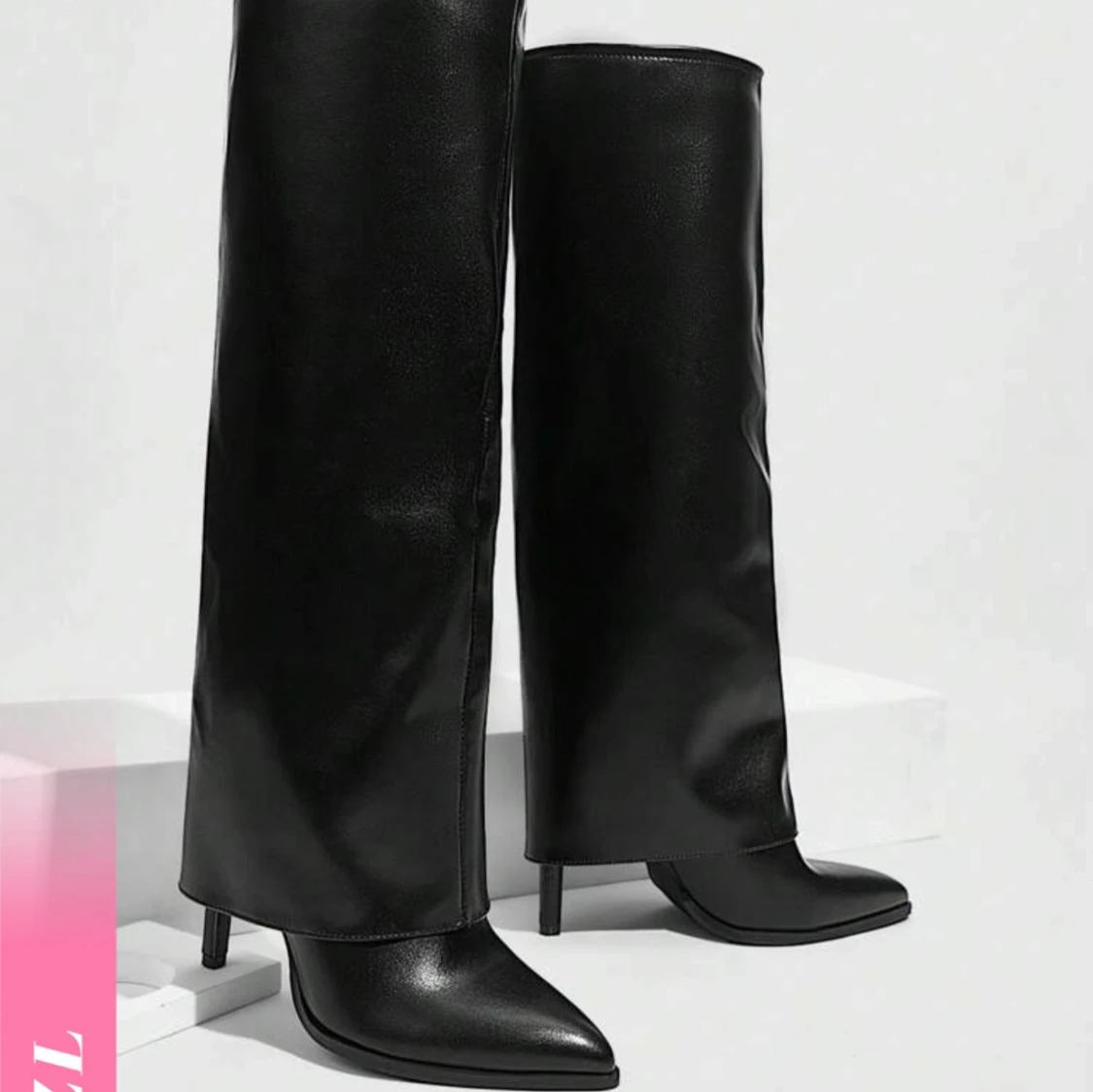 Svarta stövlar med spetsig tå