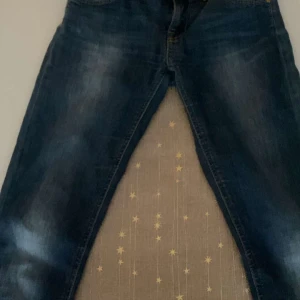 Mörkblå jeans - Snygga mörkblå jeans med en klassisk look. Perfekta för en avslappnad stil. De har en lätt tvättad effekt som ger en cool touch.