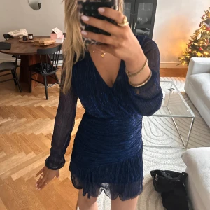 Mörkblå glittrig klänning💙 - Perfekt nyårsklänning!! Har en liten spricka i glittertyllen (visas på bild) men syns ej om man ej håller fram det!💙✨✨