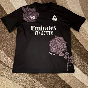 Real Madrid Y-3 Tröja Svart - Denna är tröja är som ny utan någon skada. Tröjan är storlek L med är lite mindre så man kan säga att den är M/L. Vid snabb affär kan pris diskuteras. Några frågor är de bara att skriva