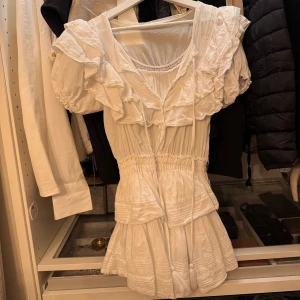 Student klänning - Vit klänning med volanger - Så fin klänning som passar perfekt till student och sommaren 