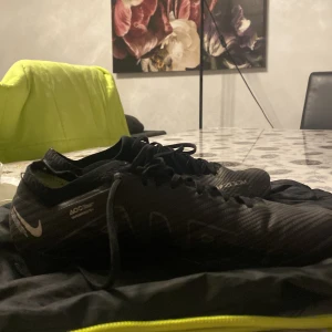 Fotbollskor - Säljer dessa två Fotbollskor tillsammans eller så köper man enskilt. De svarta skorna är elite skor köpta i en nike butik för fullpris men tänker sälja de för 650 kr. De gröna är pro versionen riktigt bra skor som blev för små. Svarta skorna är storlek 42 och de gröna är storlek 40 men skulle nog passa 39 bättre. Gröna säljer jag för 450 men skulle man vilja köpa båda släpper jag för 1000 men man kan förhandla.