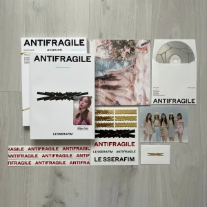 Le sserafim - antifragile vol 3 frozen aquamarine - Le sserafim - ANTIFRAGILE vol 3 FROZEN AQUAMARINE  Inkluderar CD, fotobok, poster, fotokort och klistermärken. Perfekt för fans av gruppen! för mer information eller proof kolla på min Instagram @hyunifiles ! 💗