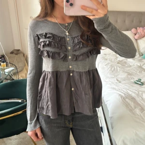 Odd Molly kofta!  - Så snygg kofta från odd molly med volanger. Det står storlek 2 vilket jag tror motsvarar M❤️❤️