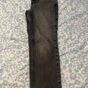 Grå jeansbyxor - Snygga grå jeansbyxor och har en rak passform. Nästan ny har bara använt den ett par gånger. 