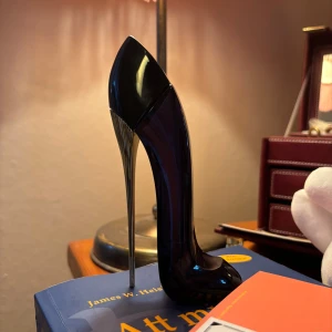 Carolina Herrera Good girl parfym - Good girl av Carolina Herrera 50 ml. Använt mycket, se bild hur mycket som är kvar