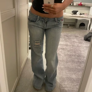 Ljusblå bootcut jeans - Snygga lågmidjade jeans, tyvärr lite stora på mig, midjemått kring 40-41cm! Skulle säga väldigt bootcut iallafall väldigt vida nertill! 💕