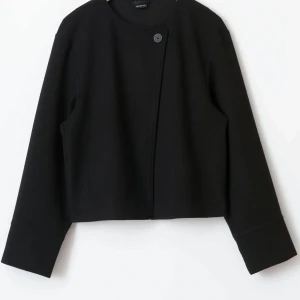 Svart jacka från Gina Tricot - Elegant svart jacka med en minimalistisk design. Den har en enkel knapp framtill och långa ärmar. Perfekt för en stilren look. Nypris 499kr mitt pris 299kr. Jackan är ny med prislapp på❤️