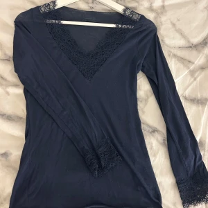 Intimissimi tröja - Säljer denna superfina tröjan från intimissimi i storlek S. Den har använts några få gånger och är i mycket bra skick! 💗Jag säljer den för att den inte riktigt kommer till använding. Skriv privat vid frågor eller för fler bilder!💓