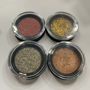 Fyra ögonskuggor i olika nyanser från NYX - Säljer fyra skimmriga ögonskuggor i nyanserna Rose Gold, Antique Gold, Crystal och Golden Bronze. 