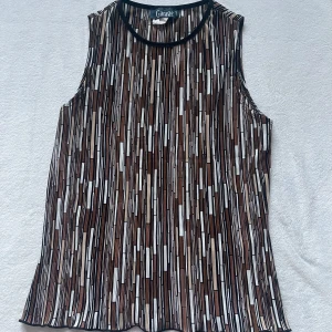 Cool topp  - Skitcool topp i fint skick. Står ingen storlek men den är stretchig så skulle säga att den passar xs-m beroende på hur man vill att den sitter. 