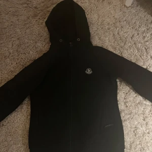 Hoodie för killar från moncler - Bra skick!