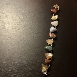 Handmade armband med stenar - Silvrigt handmade armband med stenar på😻