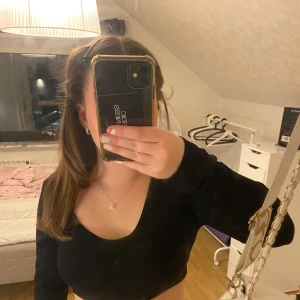 Svart långärmad tröja - Svart långärmad tröja med en u-ringning🖤Den är croppad. Aldrig används!