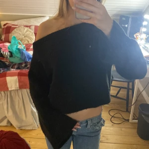 Svart Off shoulder tröja🖤 - Svart off shoulder tröja från H&M. 