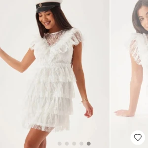 Vit spetsklänning med volanger - Charmig vit spetsklänning med volanger och korta ärmar. Klänningen har en vacker spetsdesign och flera lager av volanger som ger en romantisk känsla. Perfekt för sommarens festligheter!☀️🩷 Har endast andvänt den en gång på en skolavslutning! Bilderna är lånade. NYPRIS 1000kr, mitt pris 700kr!