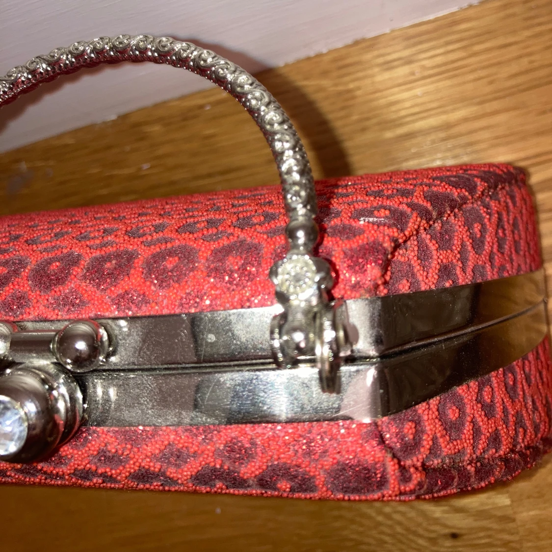 Röd glittrig handväska med mönster - 91