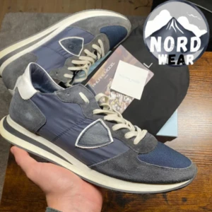 Philippe Model sneakers - Säljer ett par snygga Philippe Model sneakers i mycket bra skick. Skorna är blå med vita detaljer och har en klassisk snörning. Perfekta för både vardag och fest! Kommer med originalförpackning och dustbag. Kom PM för fler frågor💫