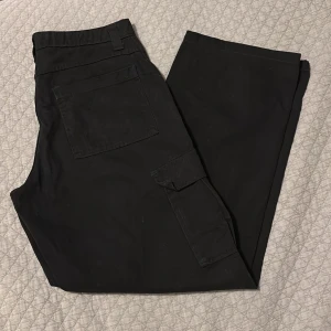 Wrangler cargobyxor - Enkla svarta cargobyxor från Wrangler. Knappt använda. Pris kan diskuteras!