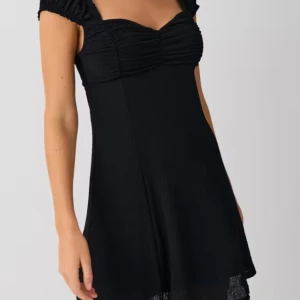 Svart klänning från Gina Tricot - Säljer denna Snygga svarta klänningen från Gina Tricot med rynkade detaljer vid bysten och breda axelband. Helt ny aldrig använt . 