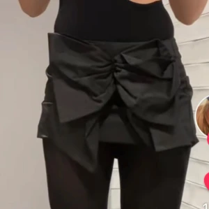 Svart kjol med rosett - Söker denna svara kjol med rosset på! Hör gärna va er så kan vi diskutera pris! 