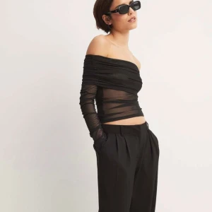 Mesh off shoulder topp NAKD💓 - Säljer nu denna helt nya mesh off shoulder topp från NAKD, prislapp kvar. Toppen är i strlk XS💓, nypris 399kr