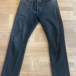 Svarta jeans från Acne Studios - Snygga svarta jeans från Acne Studios med klassisk femficksdesign. Rak i modellen. Grymt skick. W30-31 L32