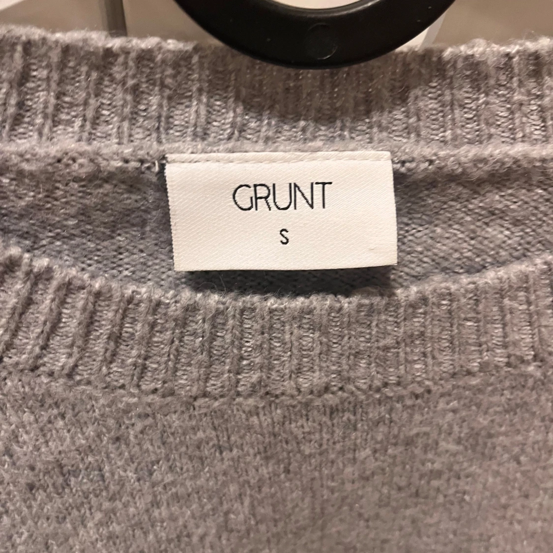Grå stickad tröja från Grunt - 90