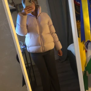 Ljusrosa dunjacka från peak performance  - Säljer en ljusrosa jacka från Peak performance . Jackan har några fläckar som jag inte kan få bort men går säkert bort om man lämnar på kemtvätt. Nypris 4000 ish 💕